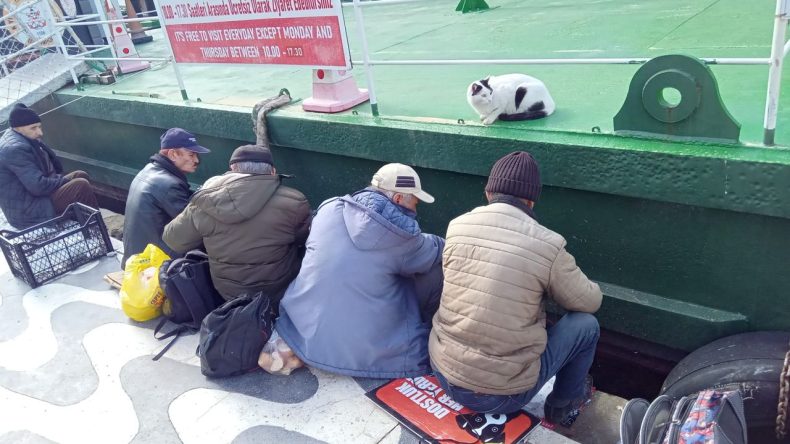 İzmir&rsquo;de Tabutta R&ouml;vaşata&rsquo;yı Andıran Hayatlar: Oltalar Basit, Masraf Az!