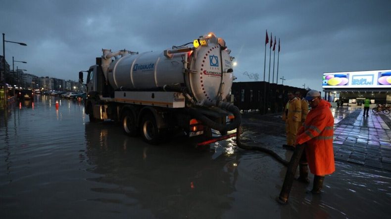 İzmir&rsquo;de Yağış Alarmı: Su Baskınlarına Anında M&uuml;dahale