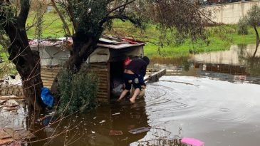 İzmir&rsquo;de Yağışların Ardından Y&uuml;kselen Sular Barakayı Bastı: İtfaiye Eri Vatandaşı Sırtında Taşıdı