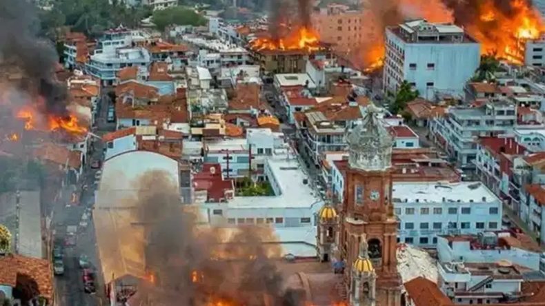 Kartel liderine düzenlenen operasyon sonrasında Meksika savaş alanına döndü: Karteller sahaya indi