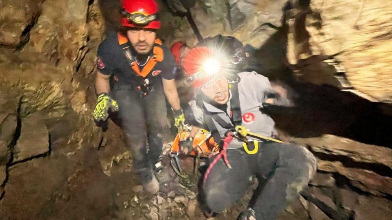 Mağarada 9 Saatlik Kurtarma Operasyonu: 26 Yaşındaki Öğrenci Yaralı Olarak Kurtarıldı