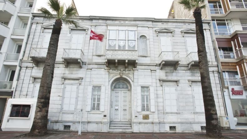 Mustafa Kemal Atat&uuml;rk'&uuml;n &Ccedil;alışma Odasından K&uuml;t&uuml;phanesine: İzmir'de Tarihe Tanıklık Eden O Bina