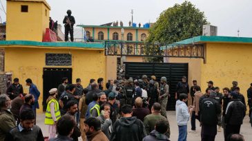 Pakistan'da İntihar Saldırısı Ş&uuml;phesi: Camideki Patlamada &Ccedil;ok Sayıda &Ouml;l&uuml; Var!