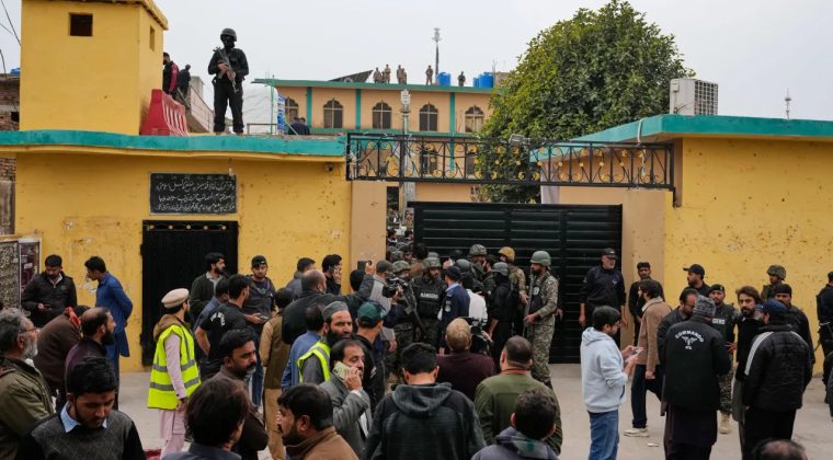 Pakistan'da İntihar Saldırısı Ş&uuml;phesi: Camideki Patlamada &Ccedil;ok Sayıda &Ouml;l&uuml; Var!