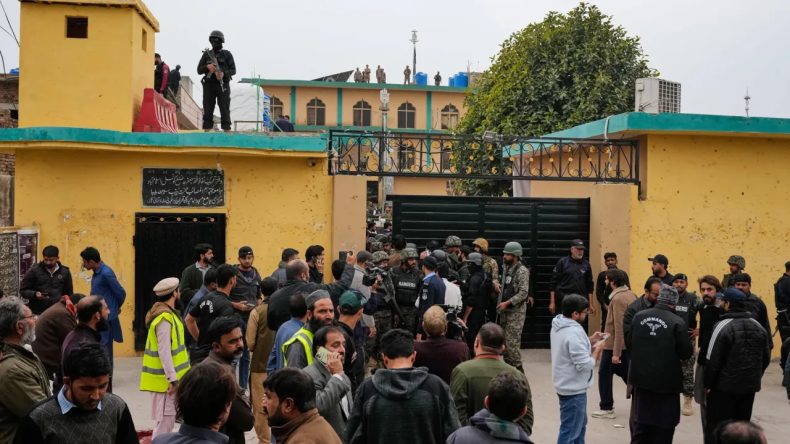 Pakistan'da İntihar Saldırısı Ş&uuml;phesi: Camideki Patlamada &Ccedil;ok Sayıda &Ouml;l&uuml; Var!