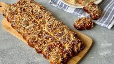 Ramazan Ayının Vazge&ccedil;ilmezi: Ramazan Simidi Nasıl Yapılır?