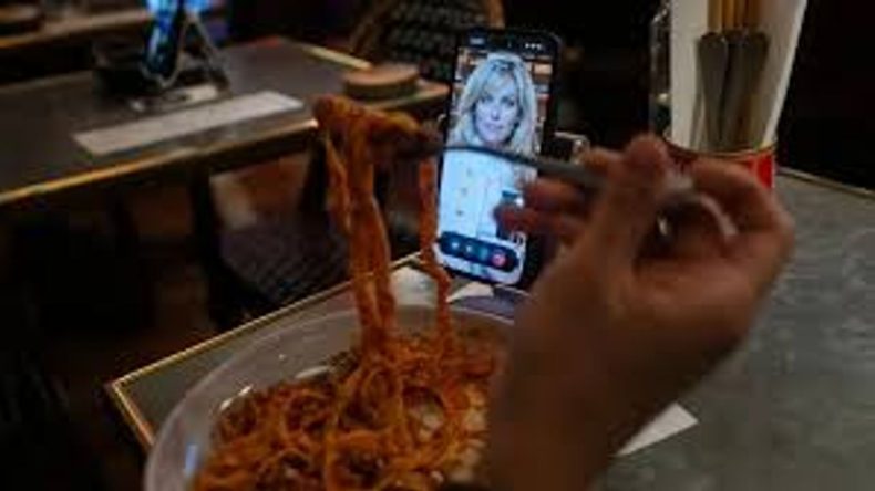 Sevgililer G&uuml;n&uuml;'nde Yalnız Olmaktan Korkmayın: D&uuml;nyanın İlk AI Fl&ouml;rt Barı A&ccedil;ıldı