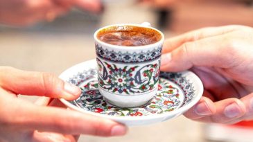 Sohbetlerin Vazge&ccedil;ilmezi: Bol K&ouml;p&uuml;kl&uuml; T&uuml;rk Kahvesi Nasıl Yapılır?