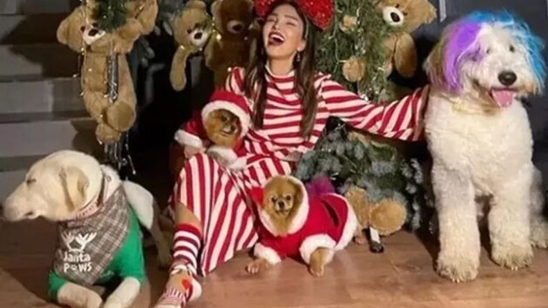 Sosyal Medyada Duyurdu: &Uuml;nl&uuml; Şarkıcı İstanbul'u Terk mi Ediyor?