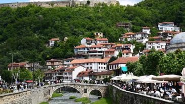 T&uuml;rkiye'de Gibi Hissedenler: Resmi Dillerden Biri T&uuml;rk&ccedil;e