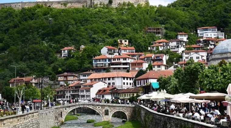 T&uuml;rkiye'de Gibi Hissedenler: Resmi Dillerden Biri T&uuml;rk&ccedil;e