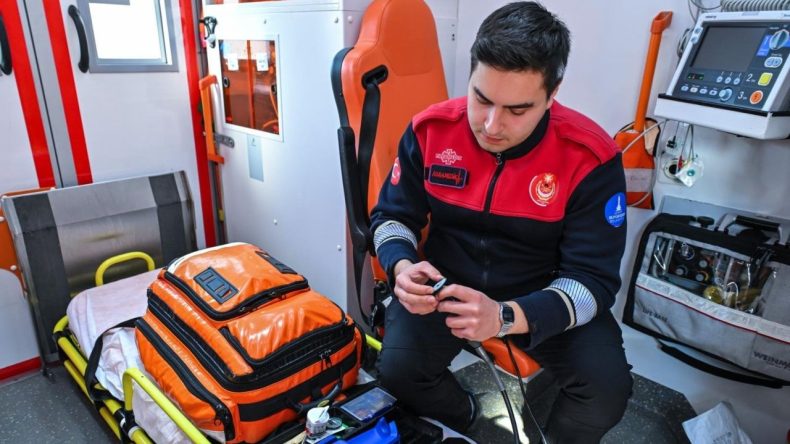 T&uuml;rkiye&rsquo;de tek model: İzmir İtfaiyesi paramedikleri saniyelerle yarışıyor