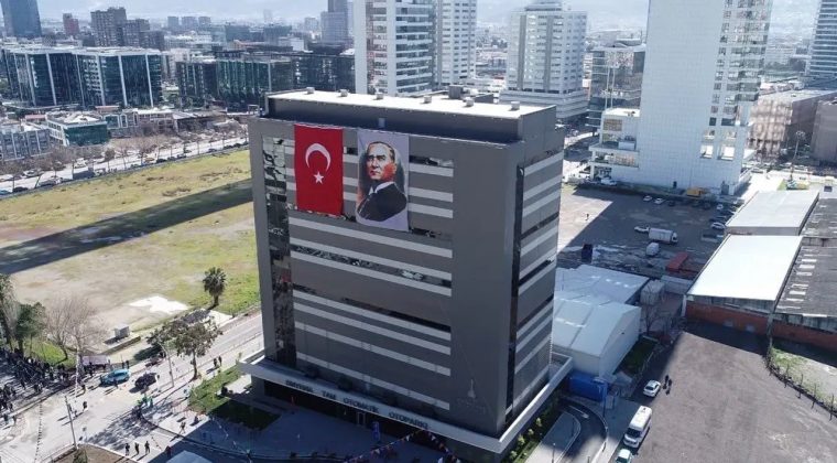 T&uuml;rkiye&rsquo;nin En B&uuml;y&uuml;k Otoparkı Kapatıldı: Cemil Tugay'dan Şaşırtan Karar