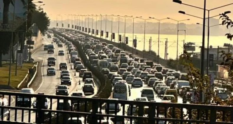 Yeni Yılın İlk Verisi: İzmir Trafiği Artıyor, Kayıt Hız Kesiyor