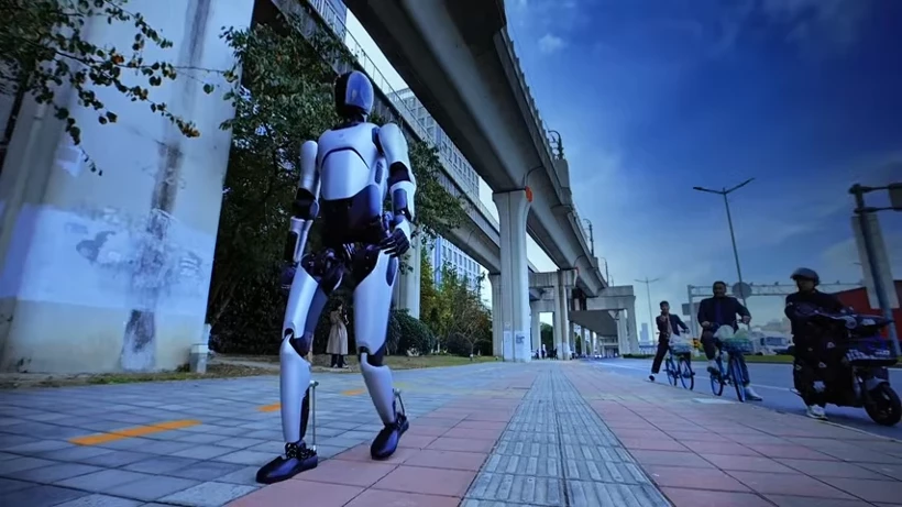 Kadın hastaneye kaldırılıyor