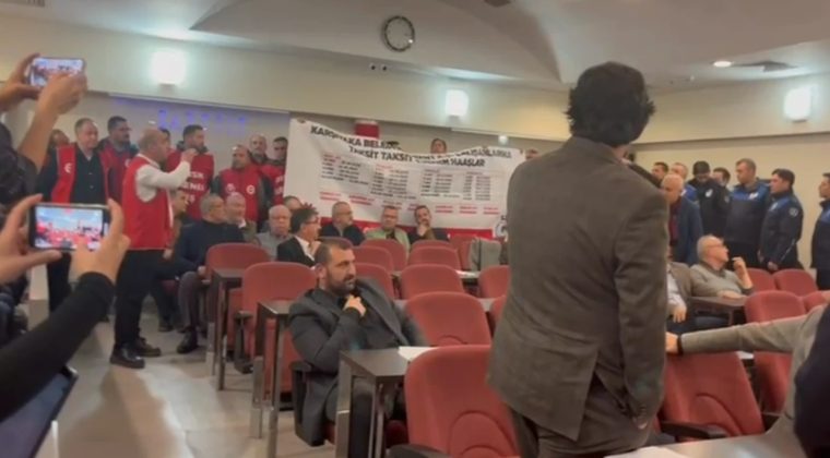 8 Aydır Maaş Alamayan Kent A.Ş. İş&ccedil;ilerinden Karşıyaka Belediye Meclisi'nde Protesto