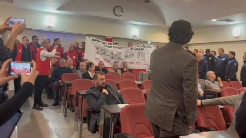 8 Aydır Maaş Alamayan Kent A.Ş. İşçilerinden Karşıyaka Belediye Meclisi'nde Protesto