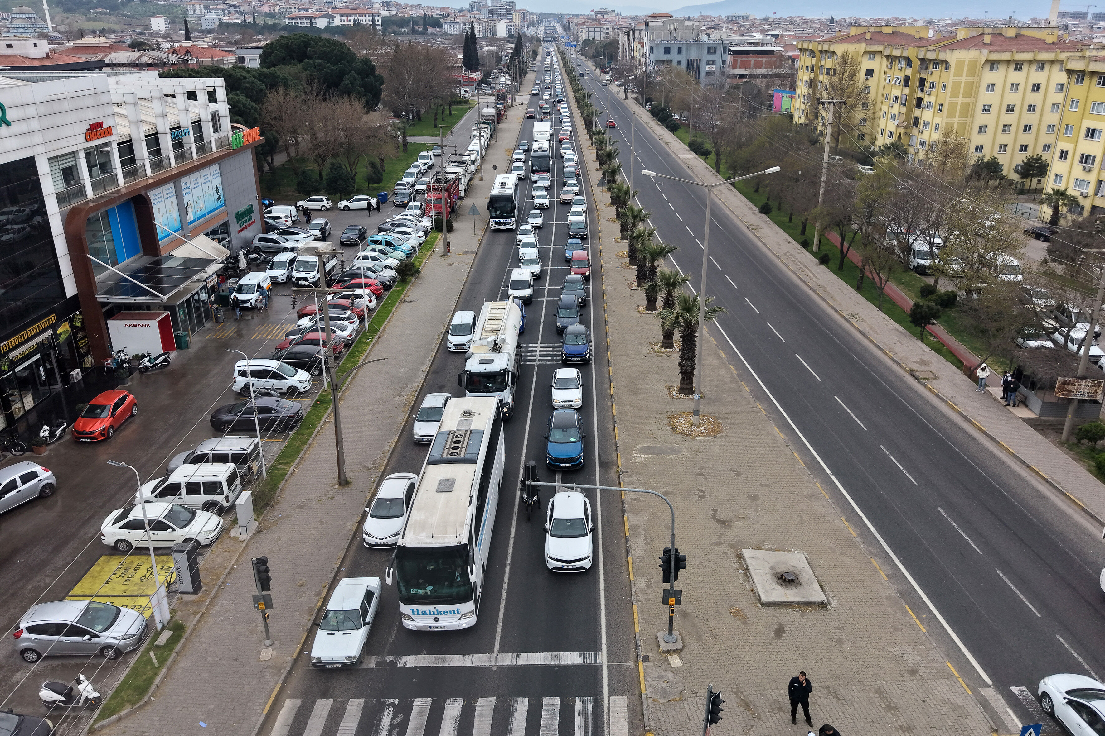 İzmir-Ankara kara yolunun Manisa geçişinde bayram hareketliliği