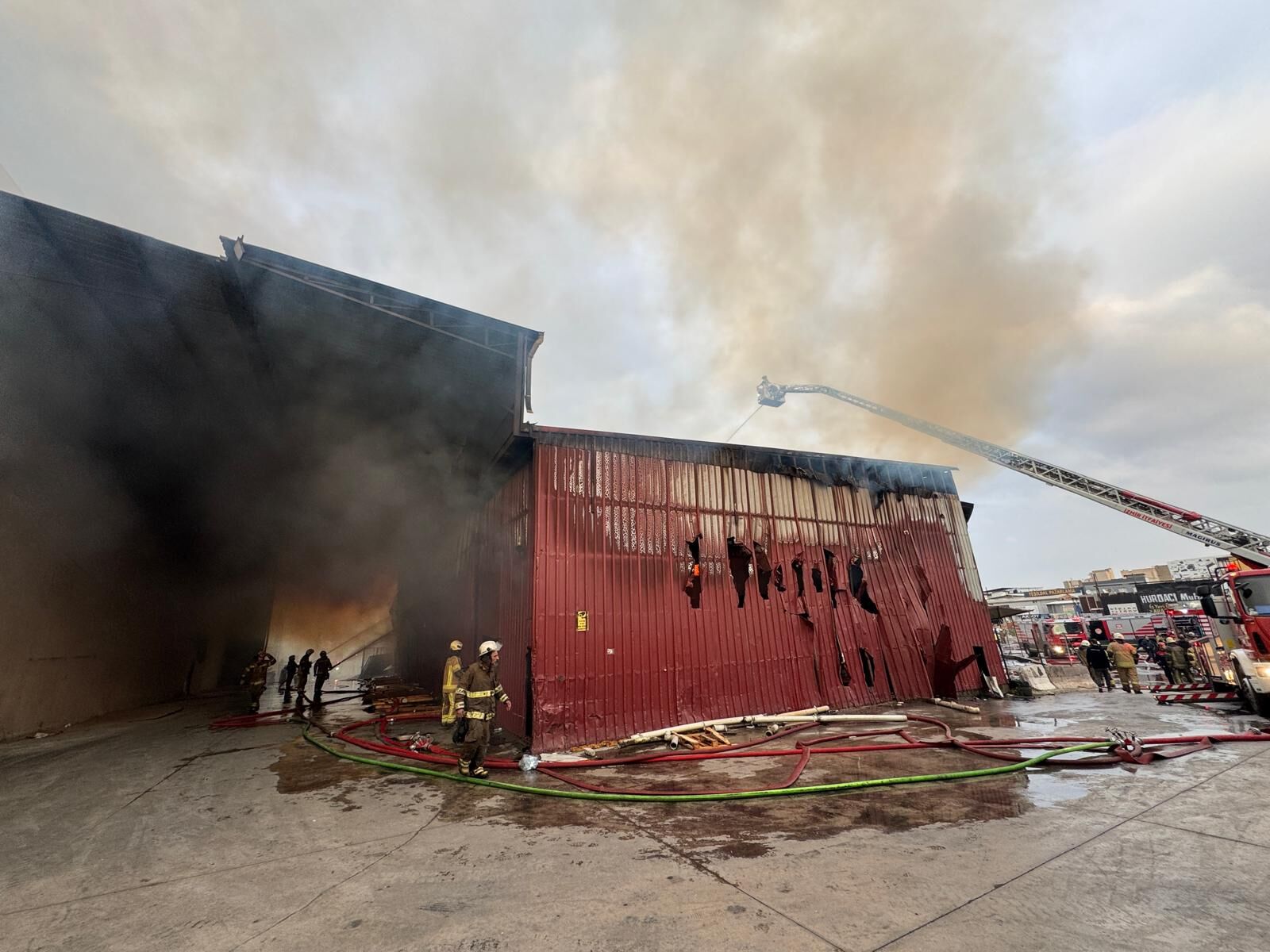 Yangına müdahale eden ekipler