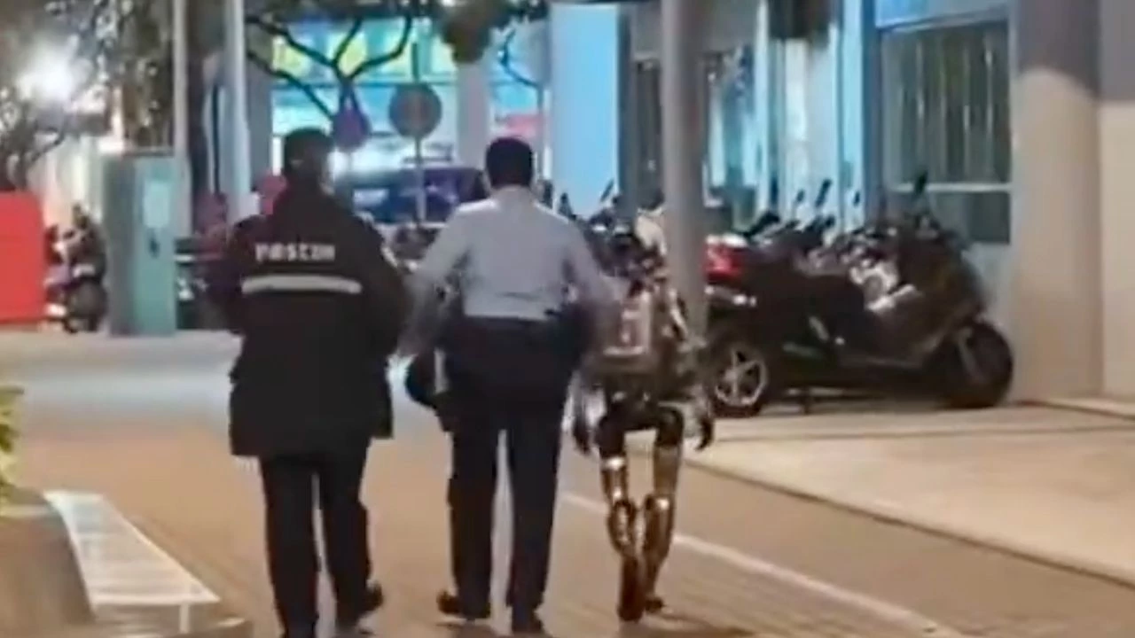 Polis robotu uzaklaştırıyor