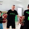 Alperen Şeng&uuml;n'&uuml;n antren&ouml;r&uuml; İzmir'de gen&ccedil; basketbolcularla bir araya geldi