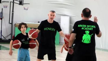 Alperen Şeng&uuml;n'&uuml;n antren&ouml;r&uuml; İzmir'de gen&ccedil; basketbolcularla bir araya geldi
