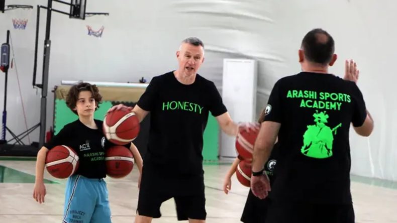 Alperen Şeng&uuml;n'&uuml;n antren&ouml;r&uuml; İzmir'de gen&ccedil; basketbolcularla bir araya geldi