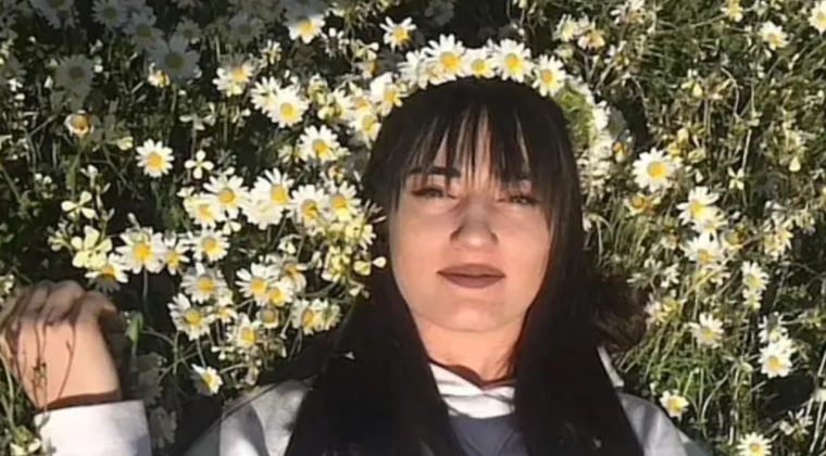 Aslıhan Sinem &Ccedil;i&ccedil;ek'in &ouml;l&uuml;m&uuml;ne ilişkin yargılama s&uuml;r&uuml;yor: 2 sanık tutuklu kalacak