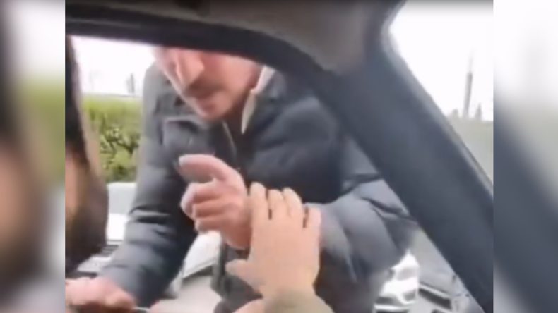 Bayraklı'da s&uuml;r&uuml;c&uuml;y&uuml; ara&ccedil;tan indirmeye &ccedil;alışmıştı: İki s&uuml;r&uuml;c&uuml;ye de ceza kesildi