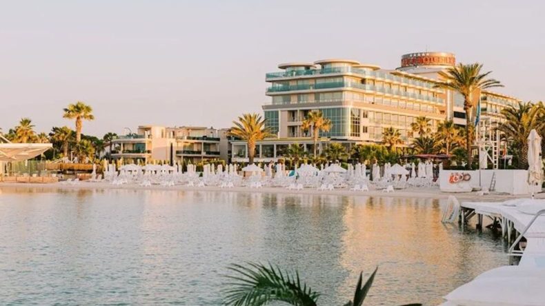 Bayram hareketliliği başladı ancak İzmirli turizmcilerde savaş endişesi h&acirc;kim: El elde baş başta bekliyoruz!