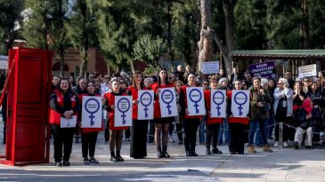 Bornova&rsquo;da 8 Mart coşkusu: Eşitlik l&uuml;tuf değil haktır!