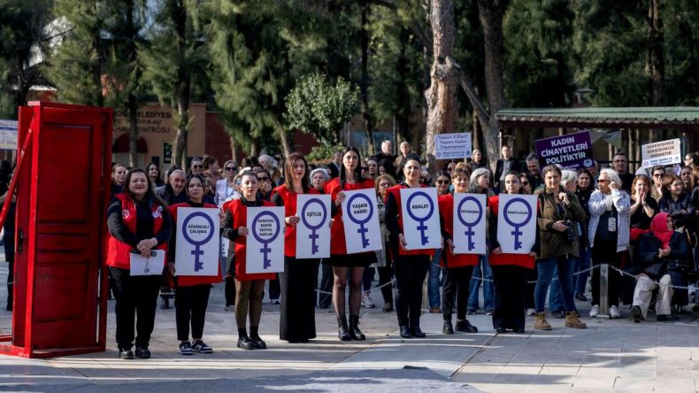 Bornova&rsquo;da 8 Mart coşkusu: Eşitlik l&uuml;tuf değil haktır!