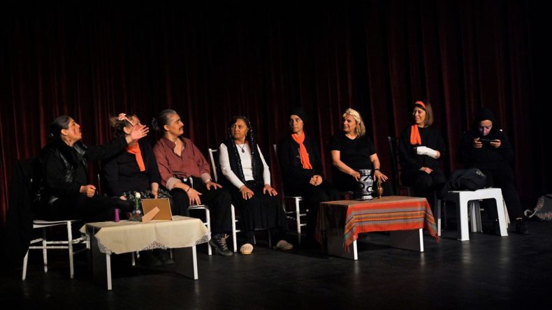 Bornova&rsquo;da her g&uuml;n 8 Mart: Sahne kadınların!