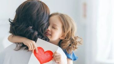 &Ccedil;eşme Belediyesi&rsquo;nden ailelere &uuml;cretsiz anne-&ccedil;ocuk eğitim paketi: Başvurular başladı