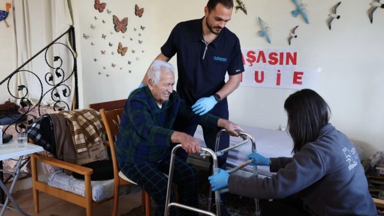 &Ccedil;eşme&rsquo;de Yaş Almış Yurttaşlara Temizlik ve Bakım Hizmeti