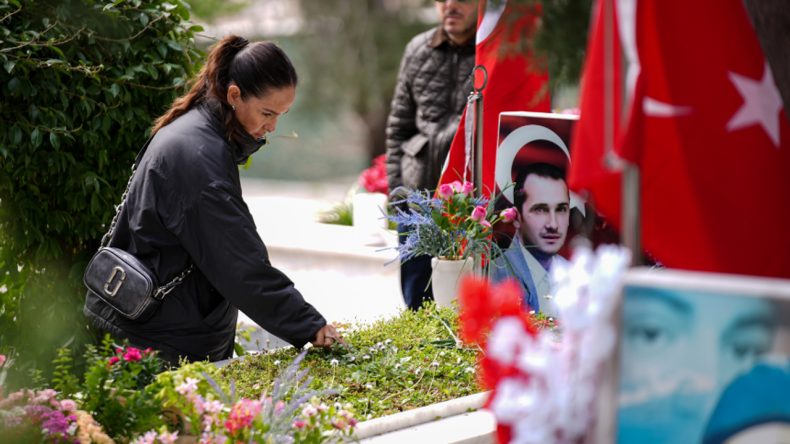 Dualar şehitler için: İzmir'de bayram sabahı şehitlik ziyareti
