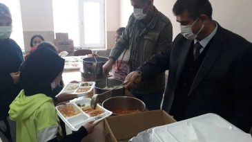 D&uuml;nya Okul Yemekleri G&uuml;n&uuml;&rsquo;nde &ccedil;arpıcı tablo: &Ccedil;ocuklar derslere a&ccedil; giriyor!