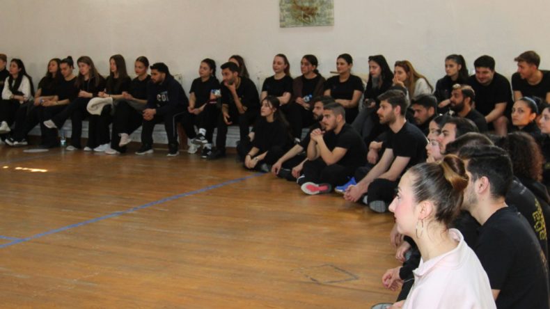 E&Uuml;&rsquo;den 'Beden, Mekan ve Sorumluluk' s&ouml;yleşisi: Sahne &Uuml;zerinden Sahne Arkasına