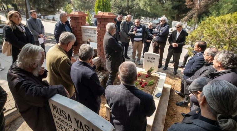 Gazeteci Okan Y&uuml;ksel mezarı başında anıldı: Arkasında onurlu bir isim bıraktı