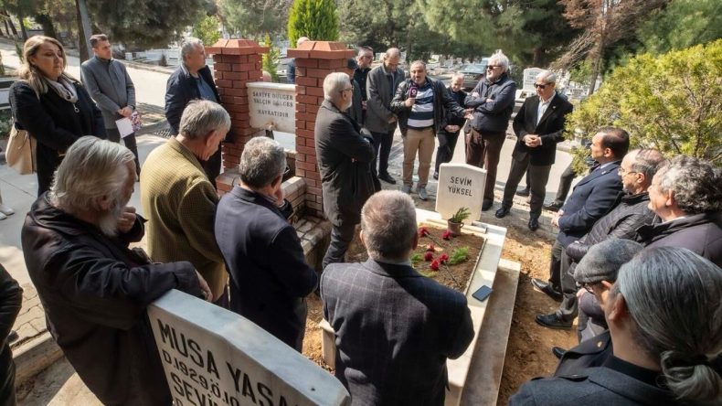 Gazeteci Okan Y&uuml;ksel mezarı başında anıldı: Arkasında onurlu bir isim bıraktı