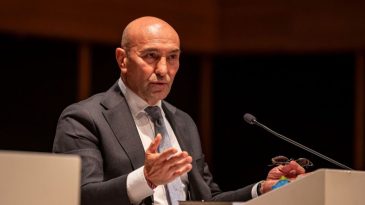 Gazeteci Saymaz, Tun&ccedil; Soyer&rsquo;in kitabını tanıttı