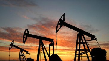 Irak ve Umman &uuml;retimi d&uuml;ş&uuml;r&uuml;yor: Petrol fiyatlarında sert y&uuml;kseliş!