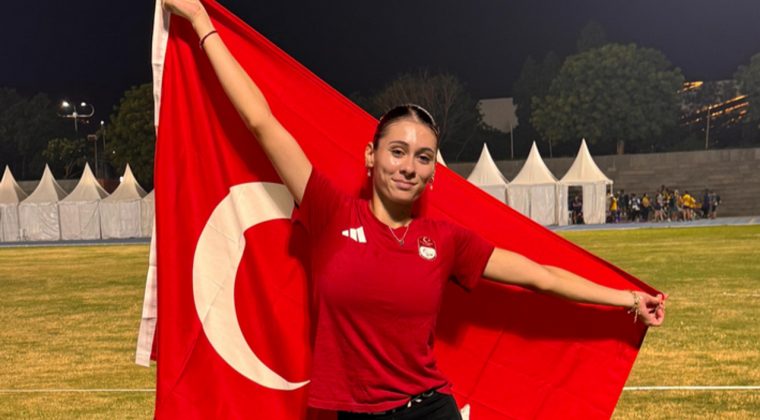 İspanya'dan 8 Mart'ta gururla d&ouml;nd&uuml;: İzmirli atlet Aysel &Ouml;nder d&uuml;nya şampiyonu oldu