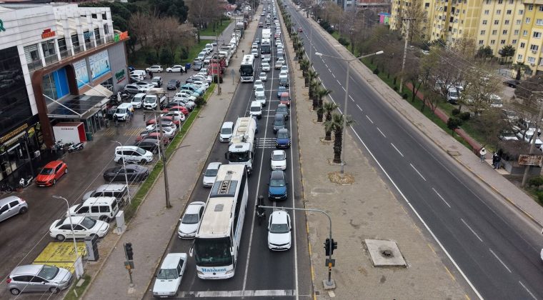 İzmir-Ankara kara yolunun Manisa ge&ccedil;işinde bayram hareketliliği