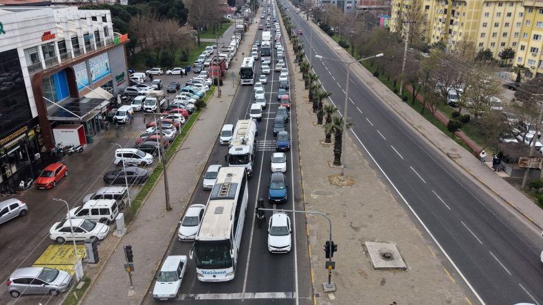 İzmir-Ankara kara yolunun Manisa ge&ccedil;işinde bayram hareketliliği