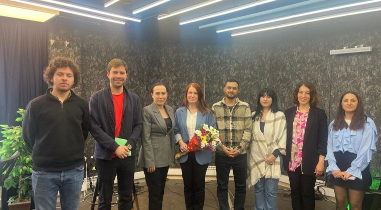 İzmir Barosu&rsquo;ndan İz Gazete&rsquo;ye Hukuk Okuryazarlığı Eğitimi: Yerel basınla iş birliği mesajı