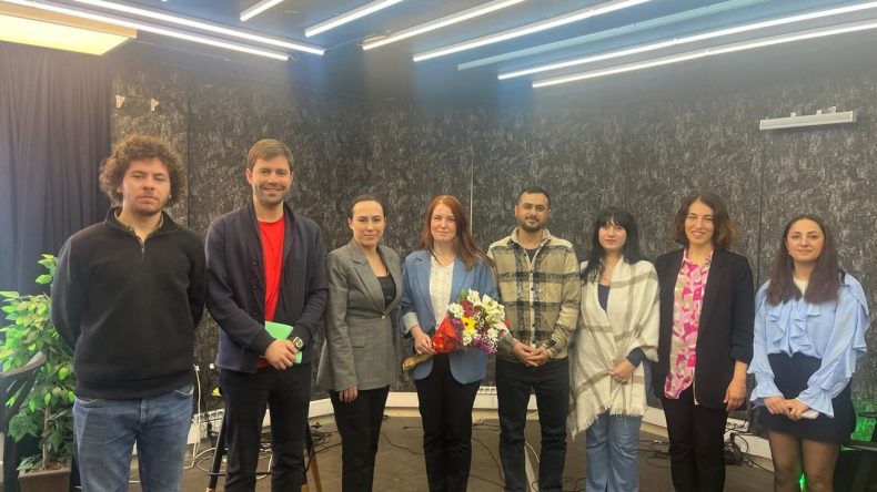 İzmir Barosu&rsquo;ndan İz Gazete&rsquo;ye Hukuk Okuryazarlığı Eğitimi: Yerel basınla iş birliği mesajı