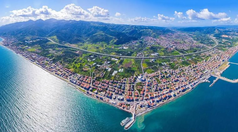 İzmir G&uuml;zelbah&ccedil;e'de icradan satılık havuzlu villa