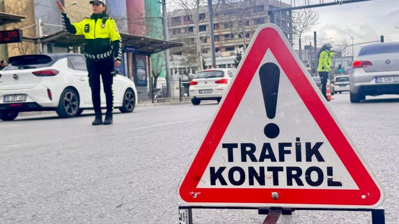 İzmir'de Polis Ekiplerinden Bayram Denetimi