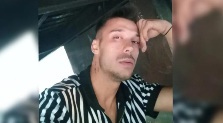 İzmir'de sokakta bı&ccedil;aklanan m&uuml;zisyen Emre Duman hayatını kaybetti: 5 kişi g&ouml;zaltında